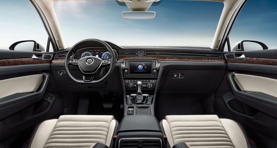 Торпедо Volkswagen Magotan (B8L) 2016 года  (фото 35 из 38)